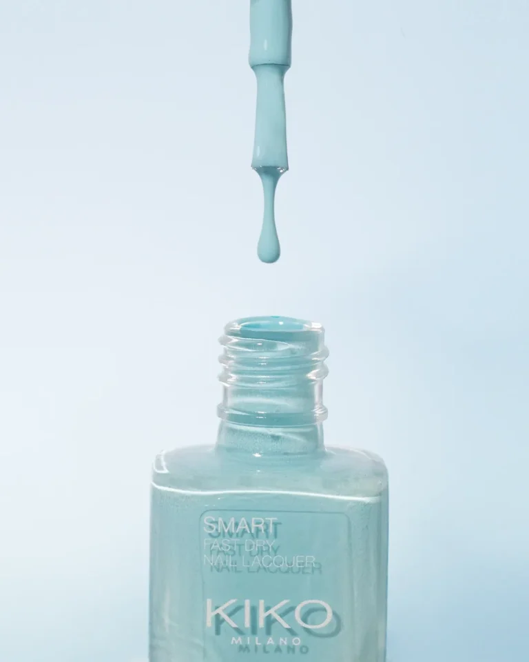 Photo produit beauté du vernis Kiko Milano avec goutte en suspension sur fond minimaliste pour e-commerce