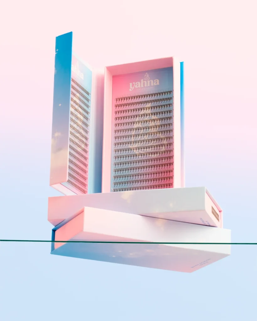 Boîte extensions de cils Yahna en set design pastel avec effets lumineux, photographie produit cosmétique