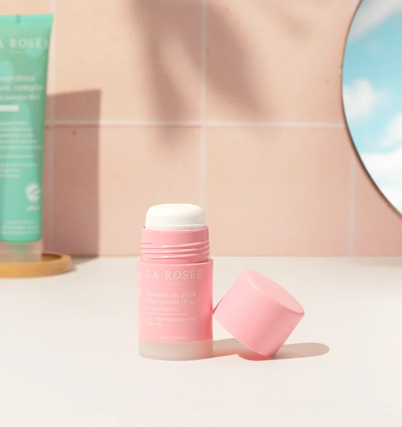 Photographe beauté du masque en stick La Rosée en studio sur fond rose avec lumière douce pour e-commerce