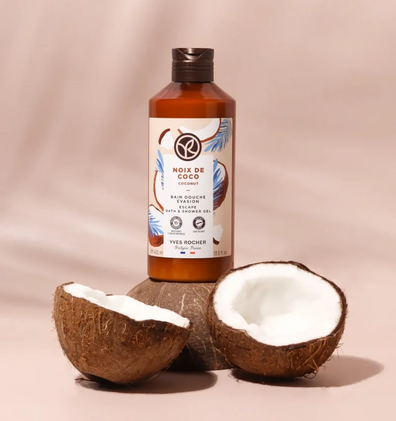 Photographe produit, gel douche Yves Rocher noix de coco avec mise en scène naturelle et produit au centre